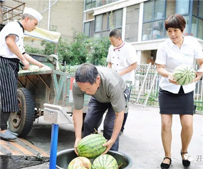 買下一整車西瓜，讓瓜農(nóng)早點回家